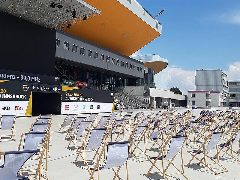 Olympiaworld Innsbruck Outdoor Arena mit liegestühlen für das Autokino