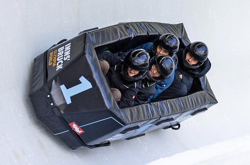 Olympiaworld Innsbruck Bobraft mit 4 Fahrern im Eiskanal