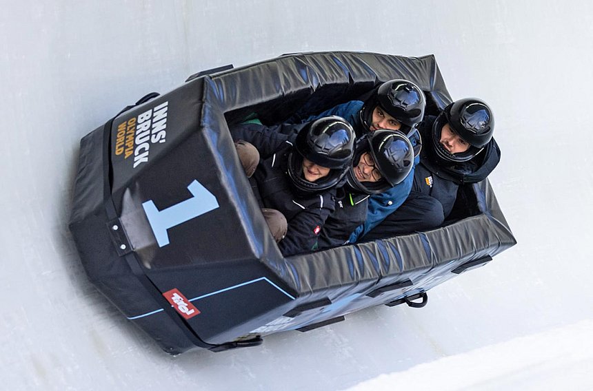 Olympiaworld Innsbruck Bodraft with 4 riders in the ice channel