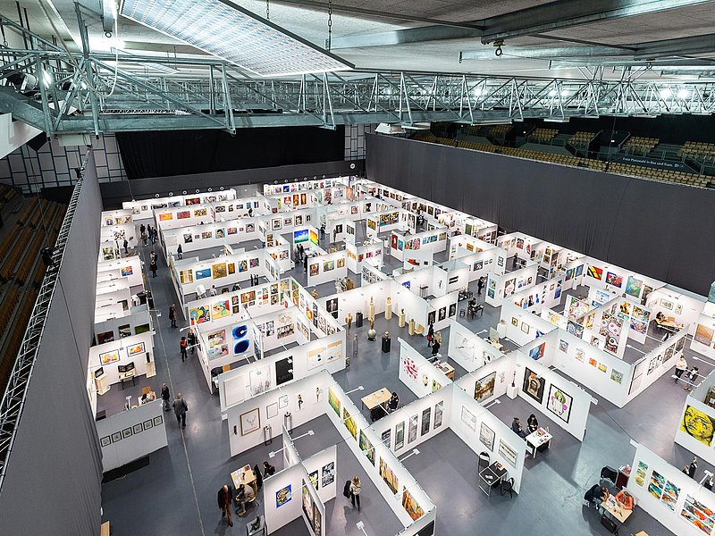 Olympiaworld Innsbruck Olympiahalle mit Messeständen für Kunstmesse