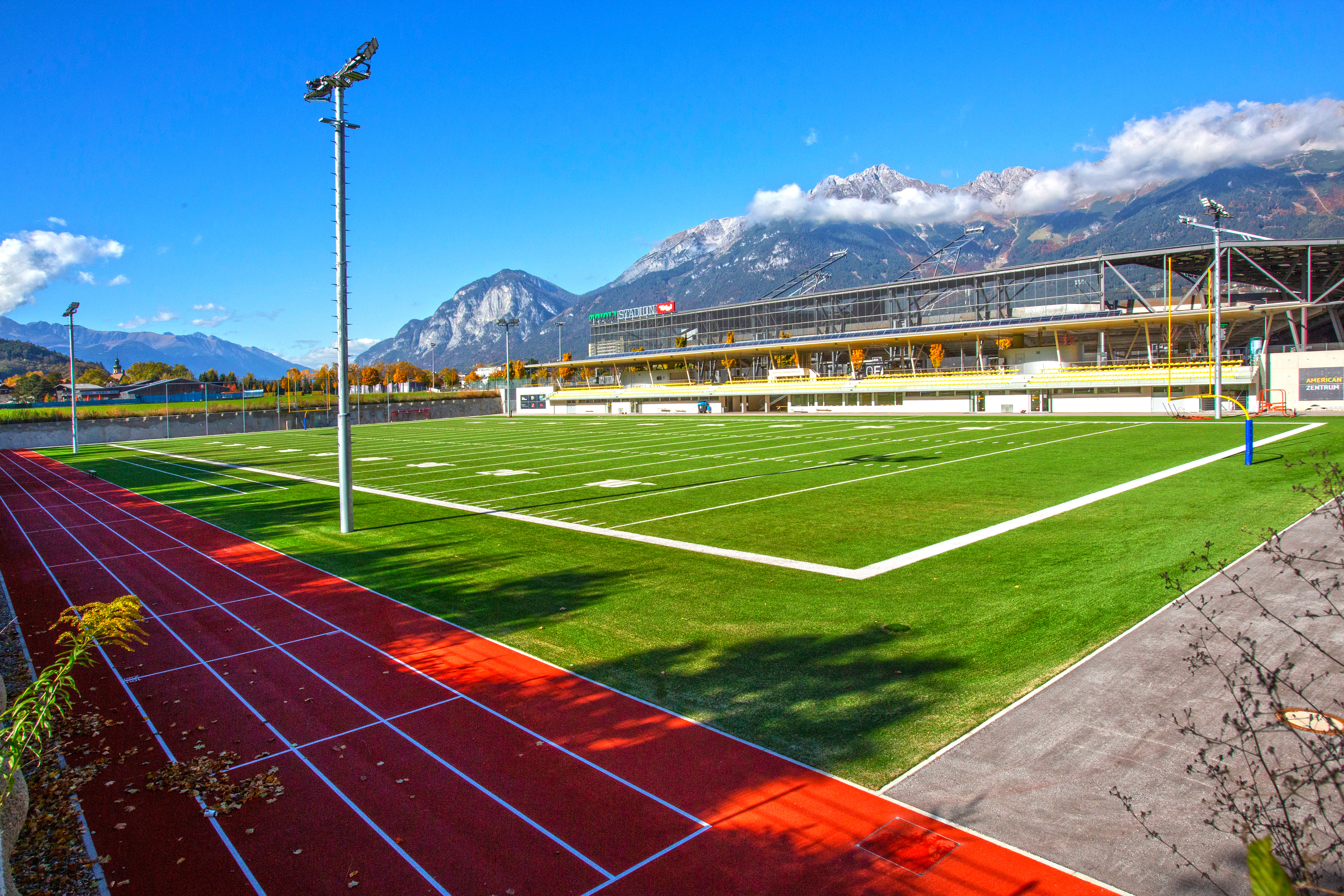 Olympiaworld Innsbruck Spielfeld und Laufbahn