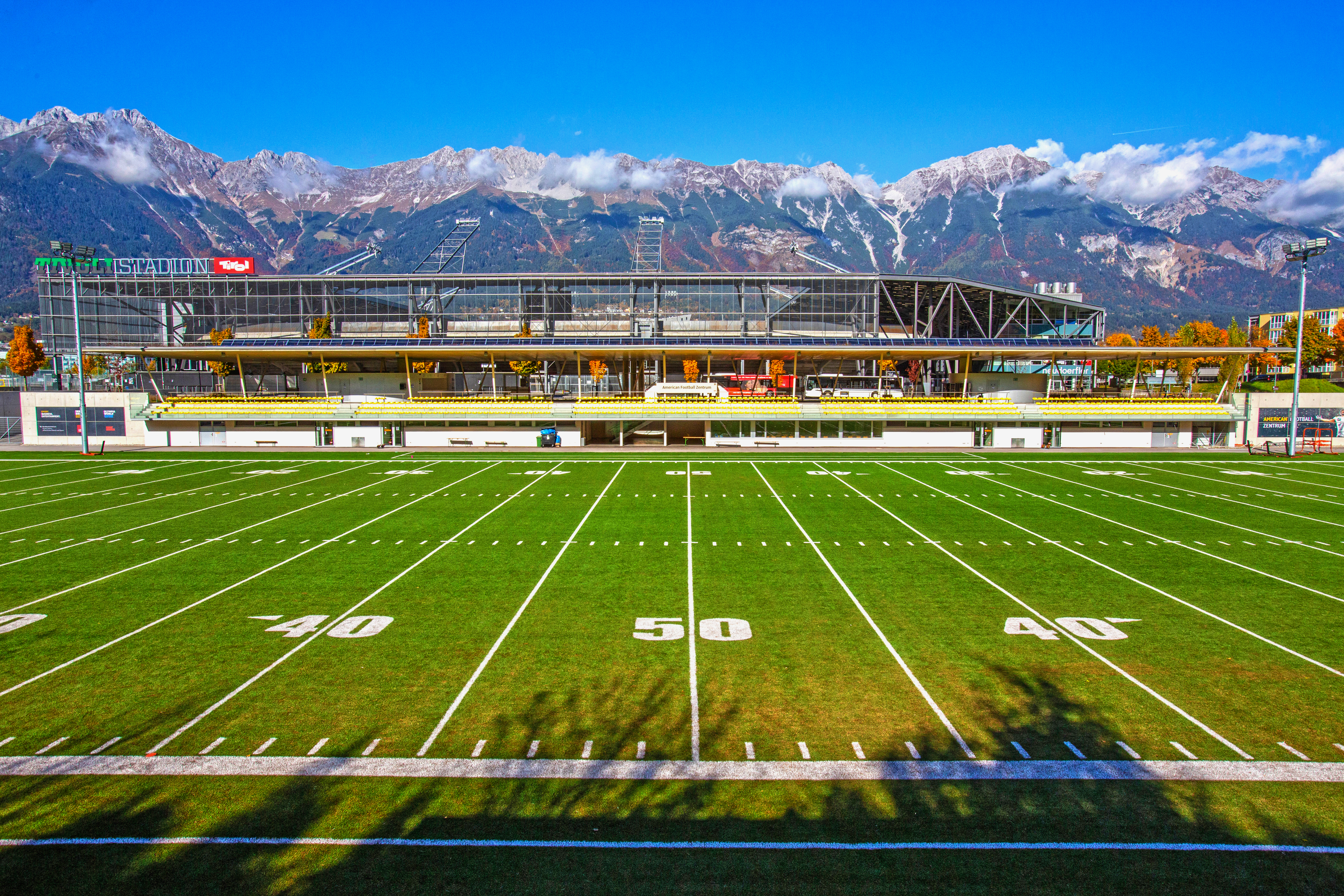 Olympiaworld Innsbruck Spielfeld und Tribünen