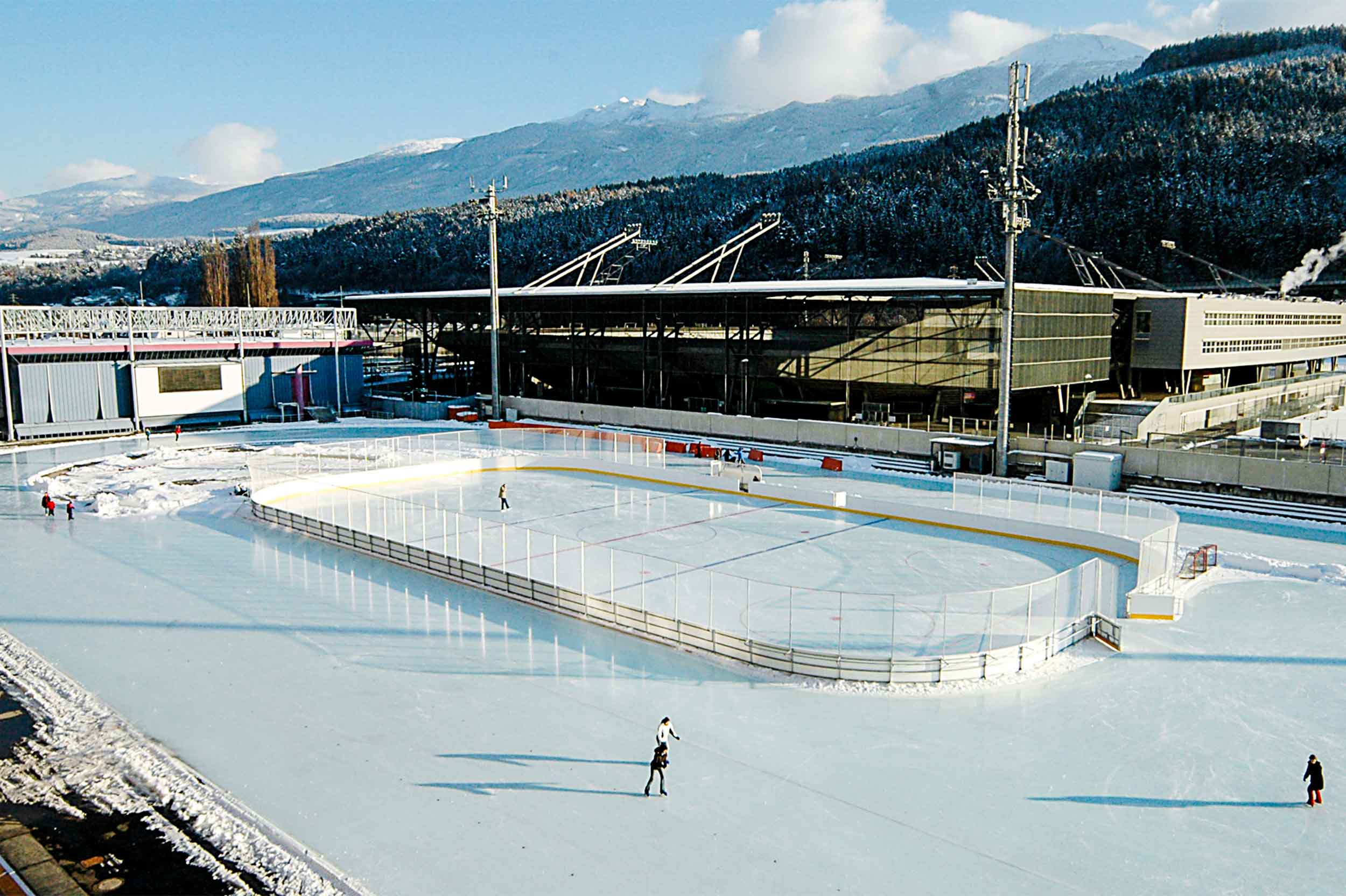 Olympiaworld Innsbruck Eisfläche Außenbereich mit Eisläufern