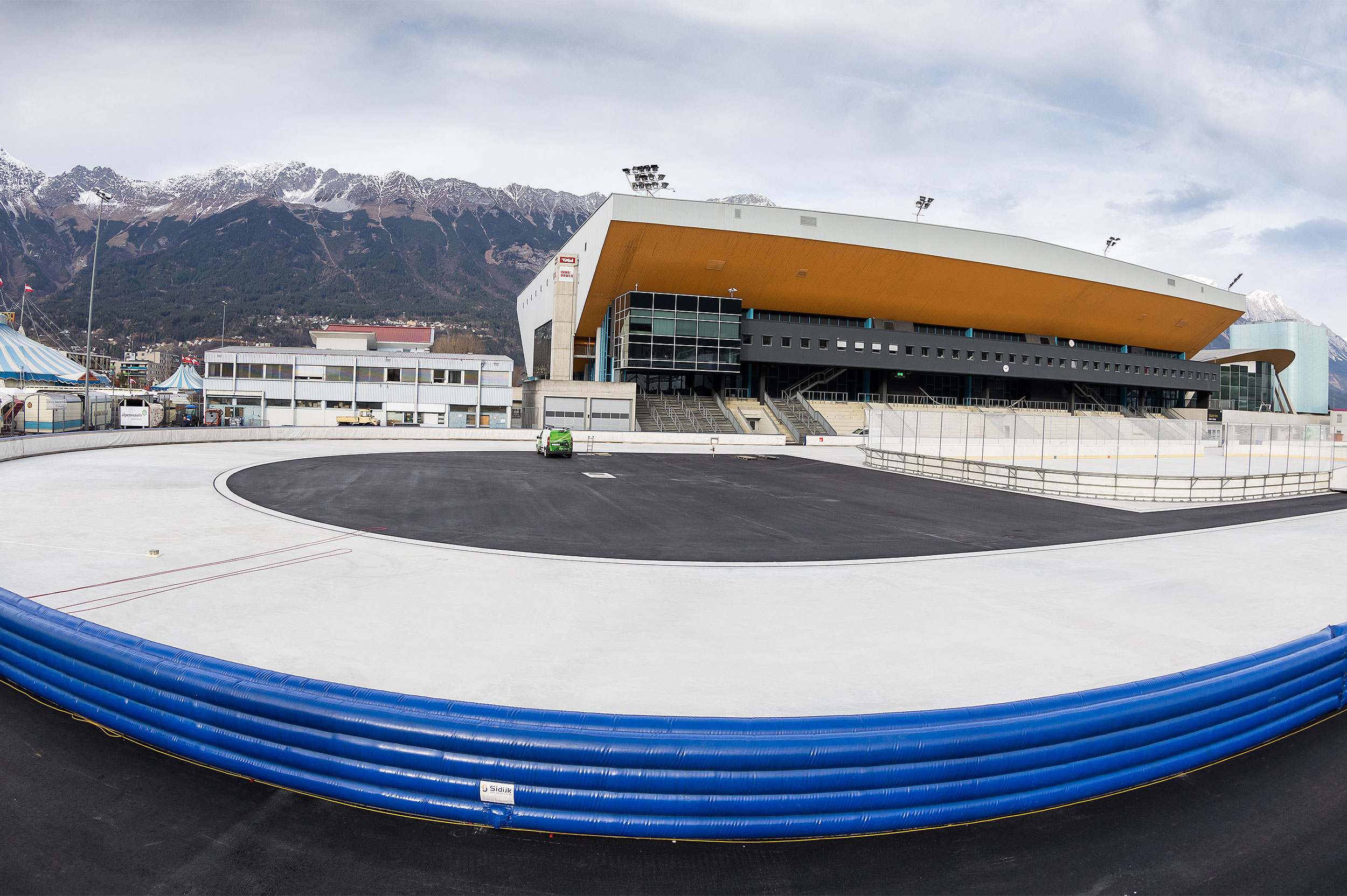 Olympiaworld Innsbruck Eisfläche Außenbereich und Olympiahalle