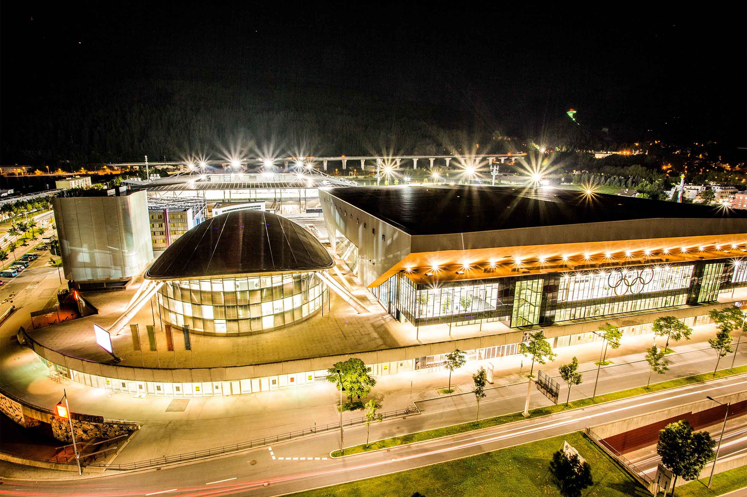 Olympiaworld Innsbruck Olympiaworld Außenansicht bei Nacht