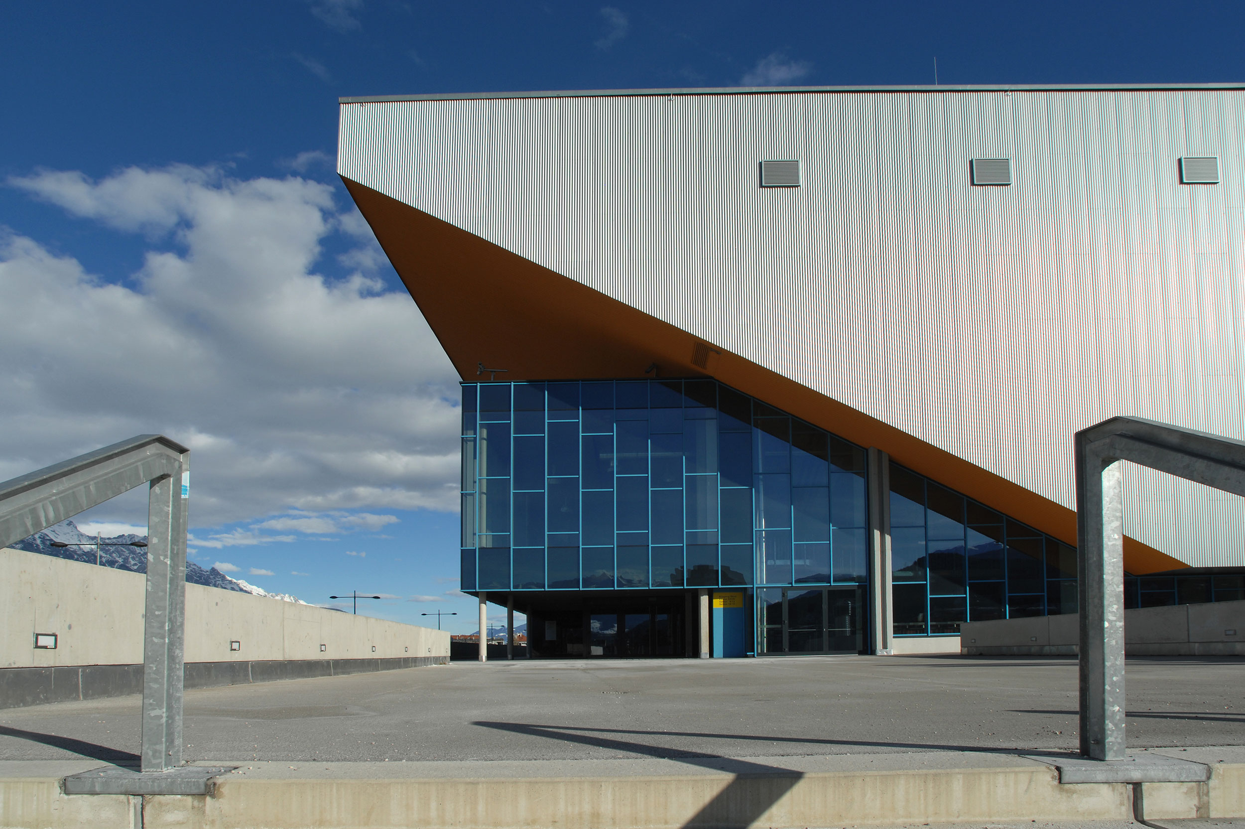 Olympiaworld Innsbruck Olympiahalle Außenansicht seitlich