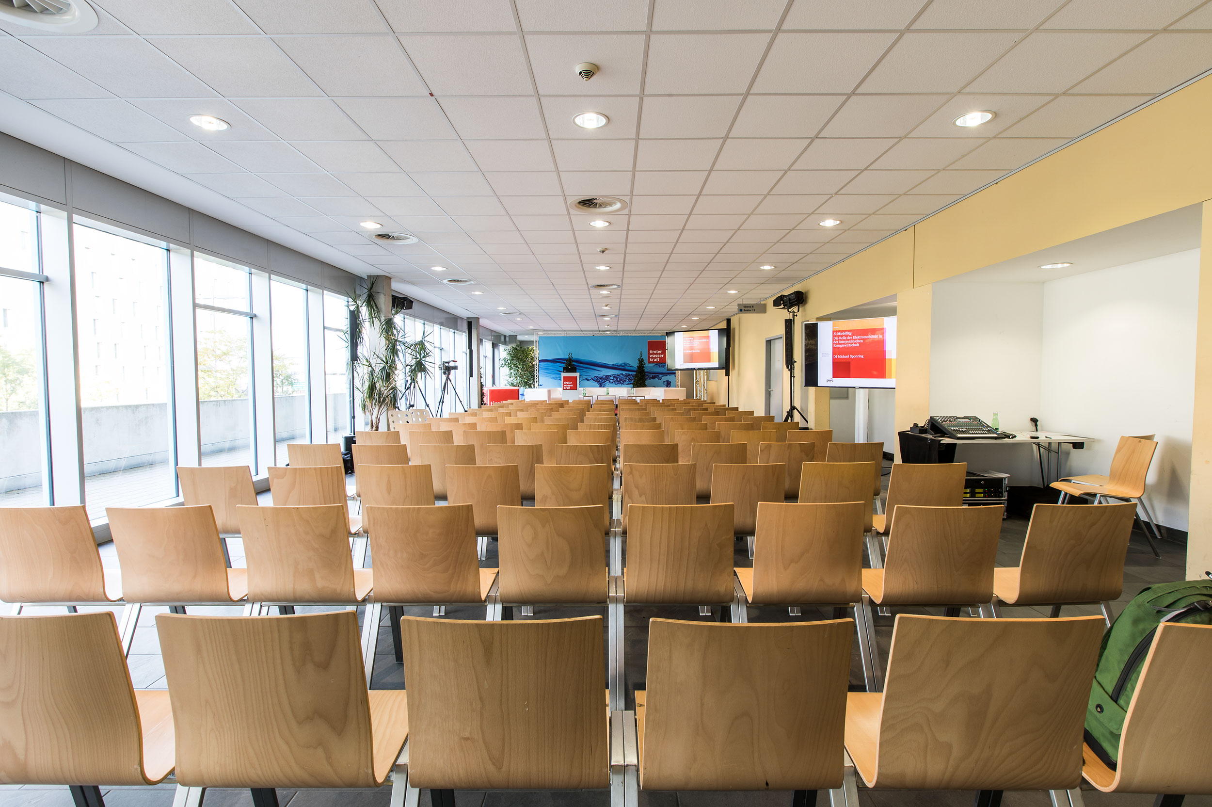 Olympiaworld Innsbruck Olampia Hall adjoining room hall variant with cinema seating