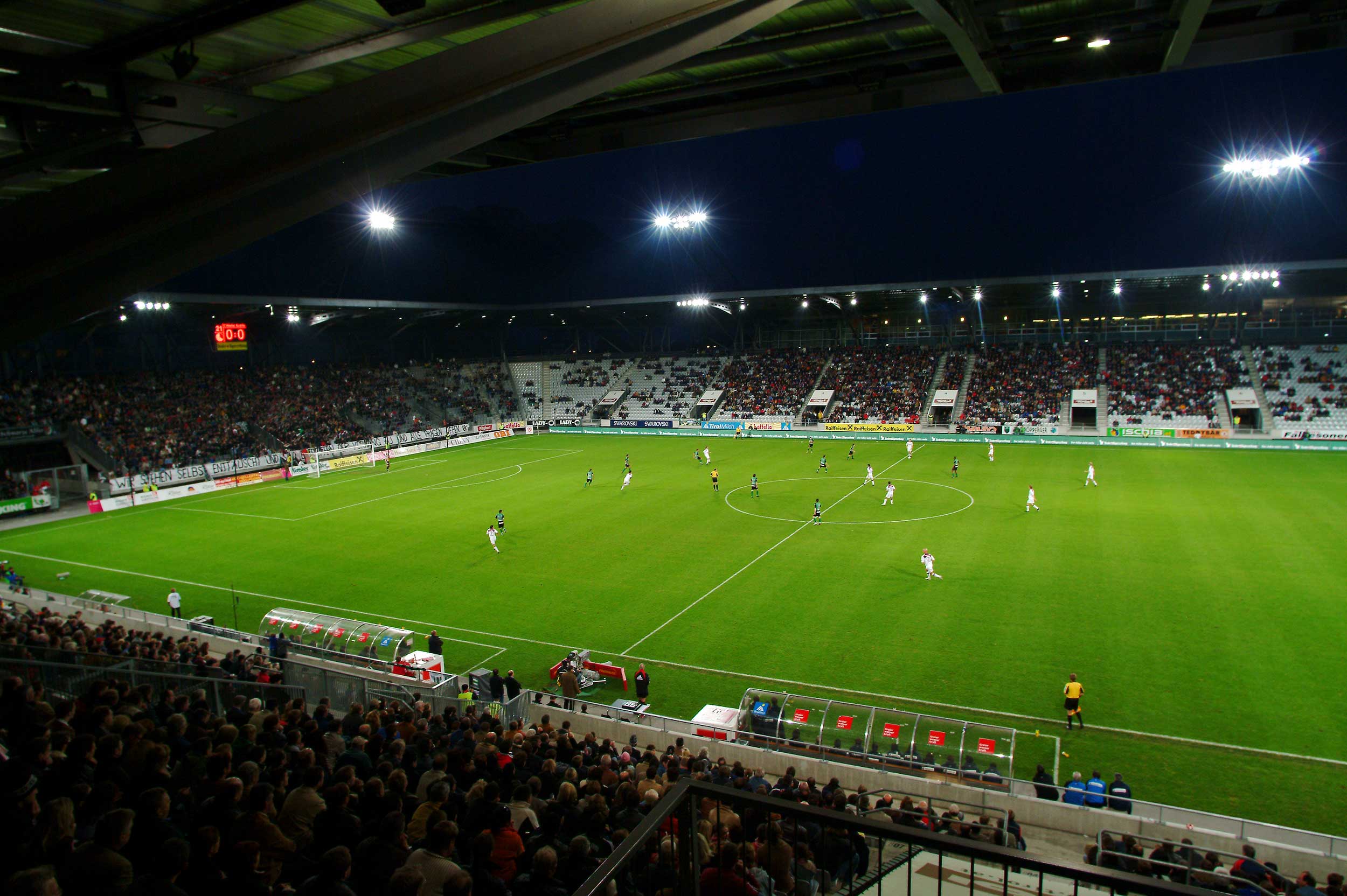 Olympiaworld Innsbruck Tivoli Stadion Fußballspiel bei Flutlicht