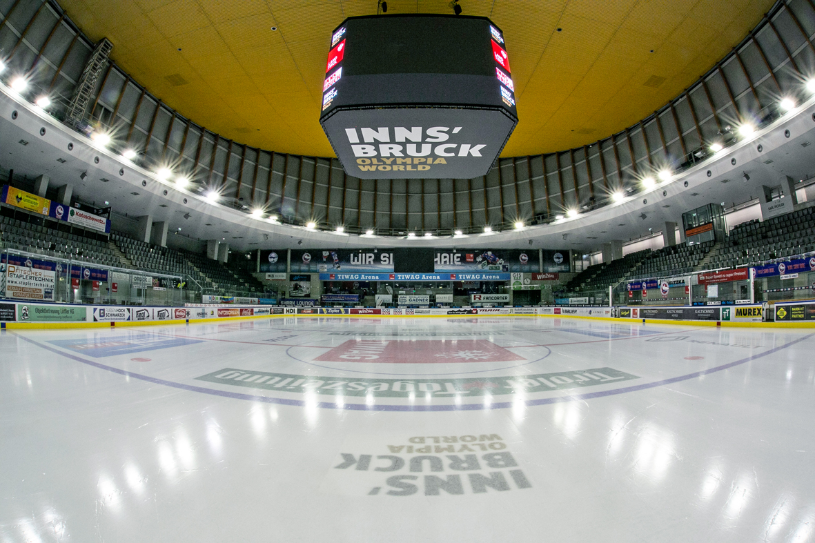 Olympiaworld Innsbruck TIWAG Arena Innenbereich mit Eisfläche, Zuschauerrängen und Videowürfel