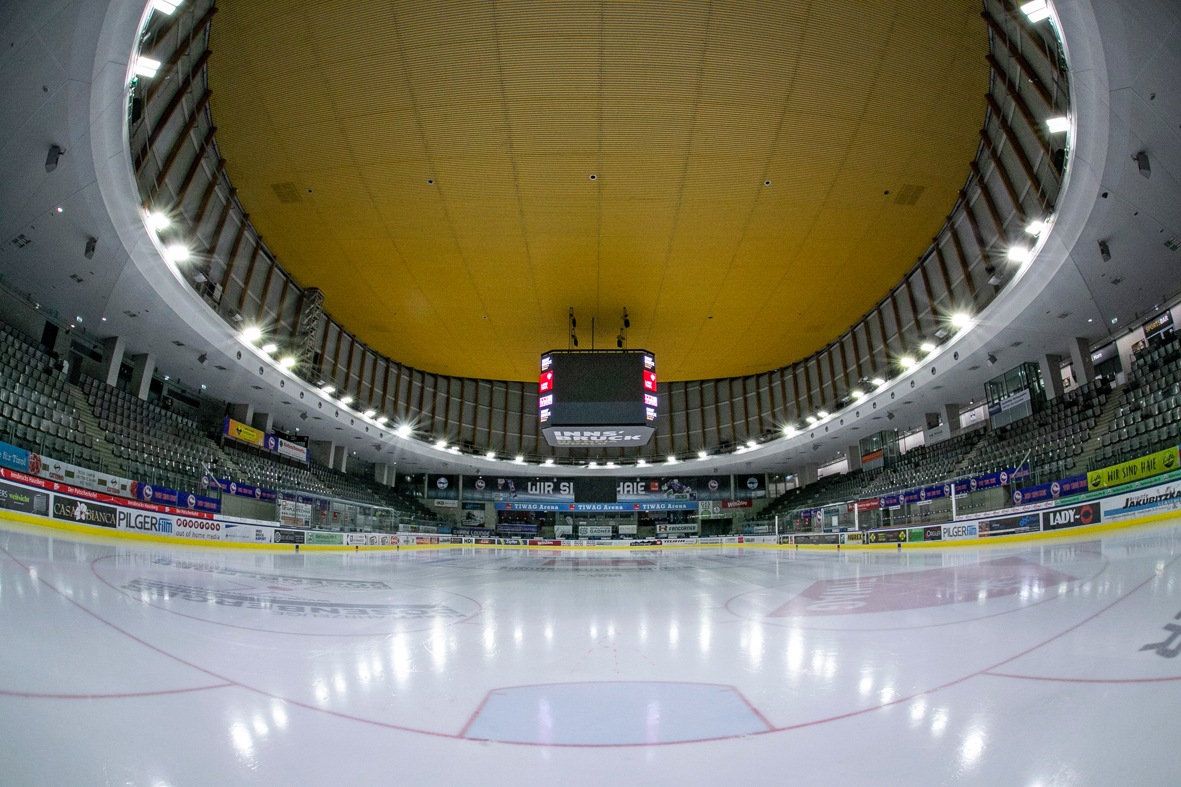 Olympiaworld Innsbruck TIWAG Arena Innenbereich mit Eisfläche, Zuschauerrängen und Videowürfel